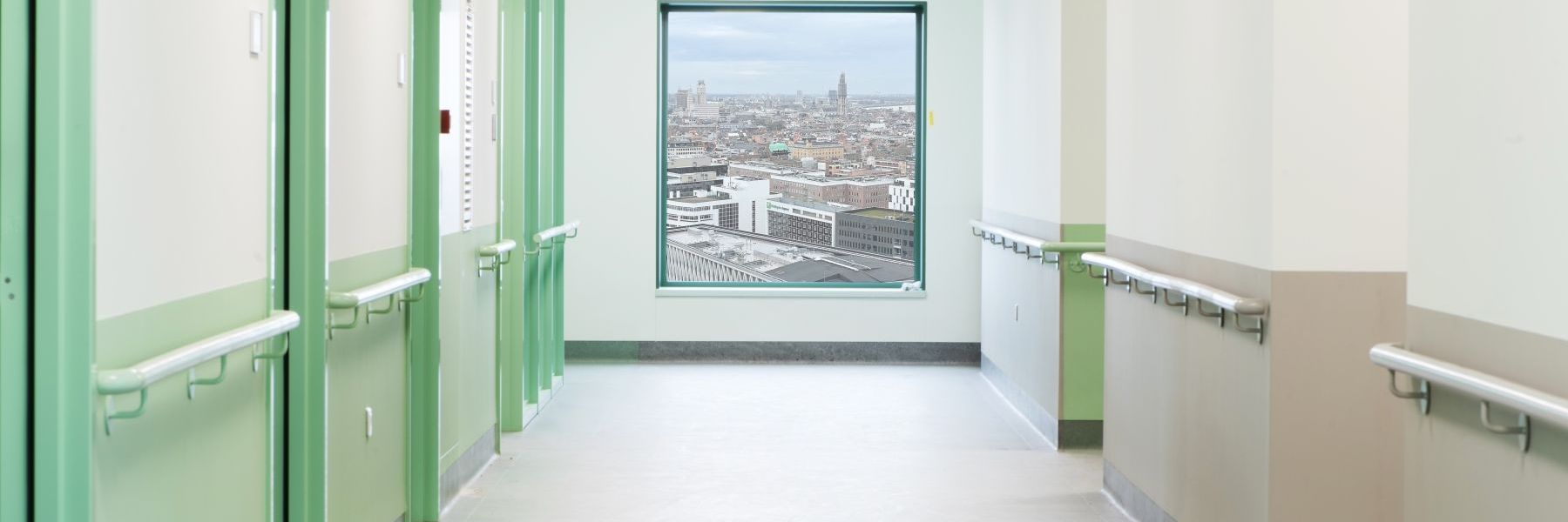 LEXAN™ CLINIWALL™ SHEET CADIX hospital with view-uitsnede